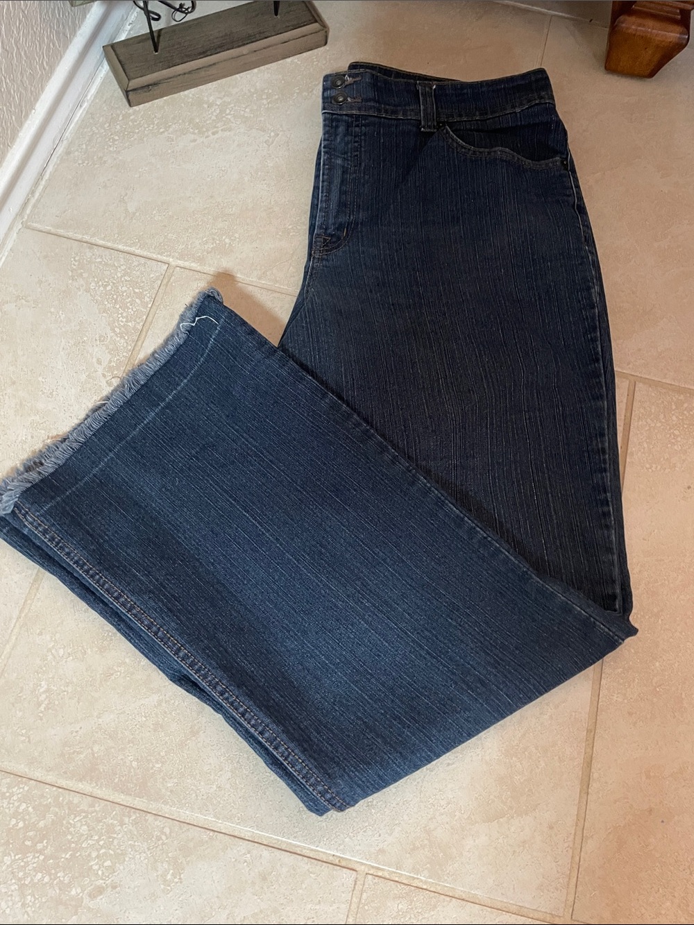Bandolino Dark Wash Bootcut Jeans with Contrast Stitching Frayed hem Women’s 16